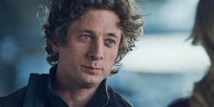 The Bear Carmy (Jeremy Allen White) and Tina (Liza Cólon-Zayas)